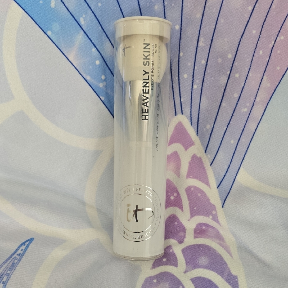 IT Cosmetics Heavenly Skin Brush in White